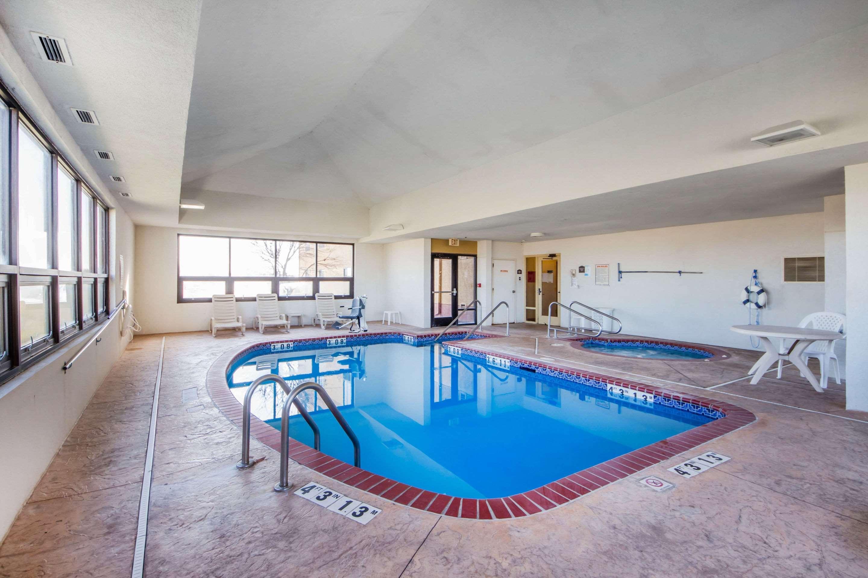 Quality Inn & Suites Midamerica Industrial Park Area Pryor Creek Exterior foto